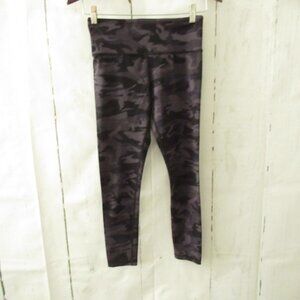 Zyia Active Leggings 2 XS Black Gray Camo Camouflage High Rise Crop Capri